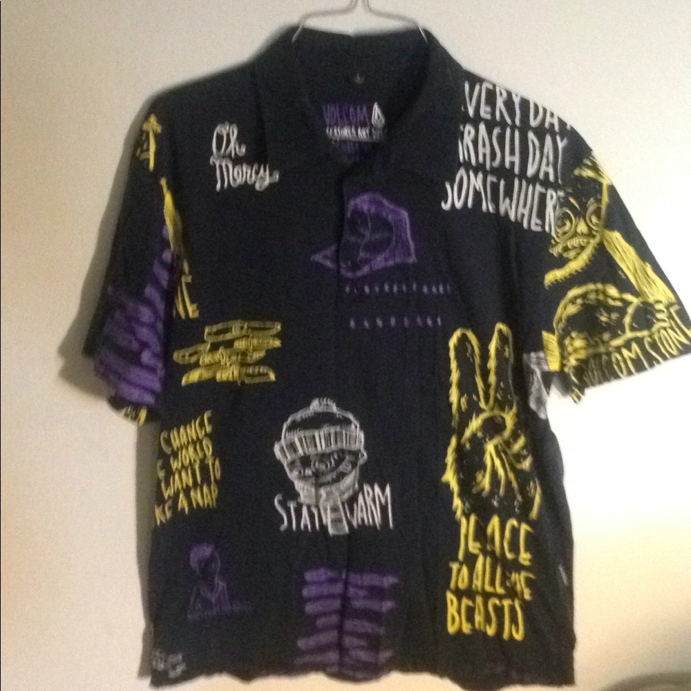 💥💥PRICE DROP👇Volcom Collared TShirt